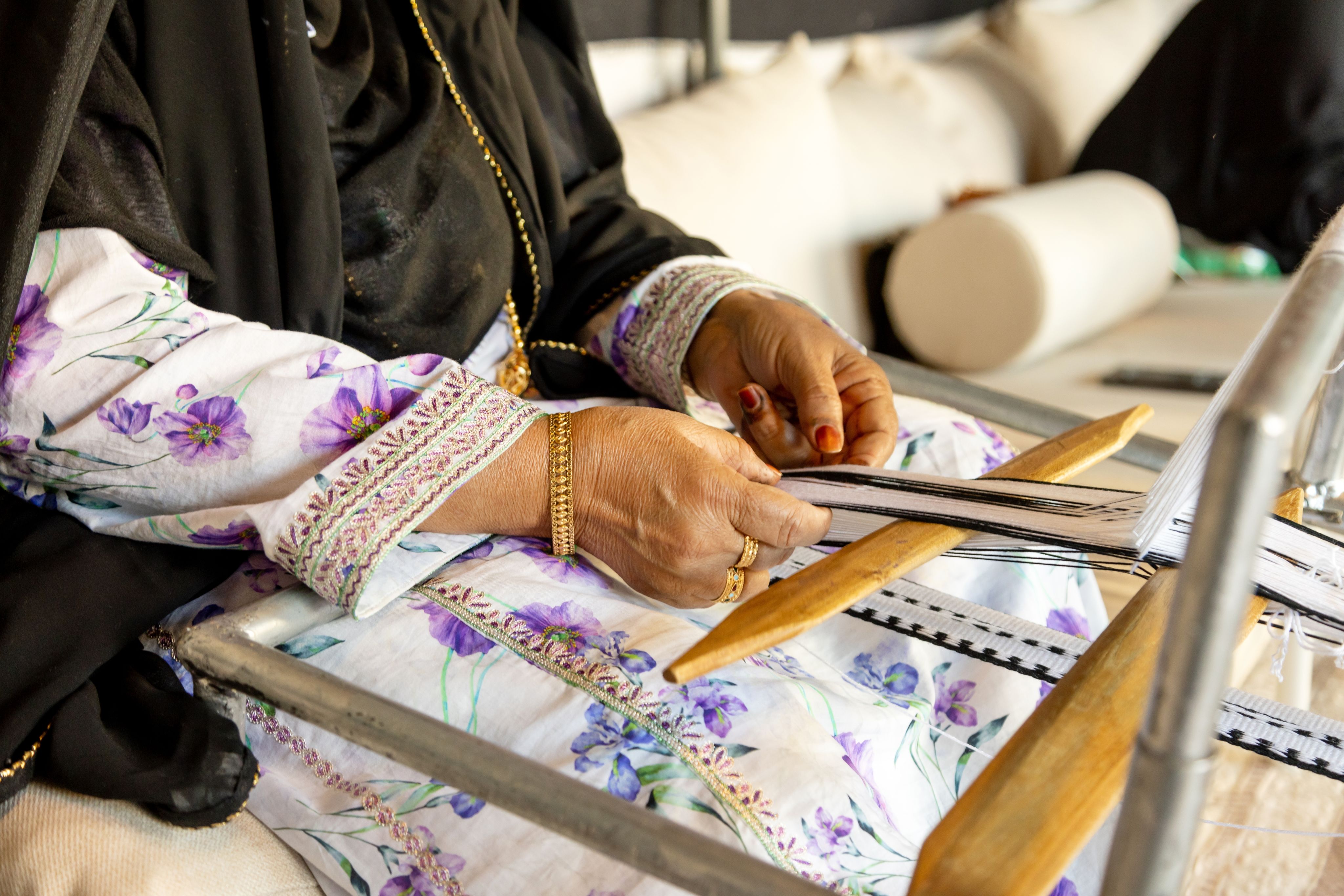 UAE_lady_weaving